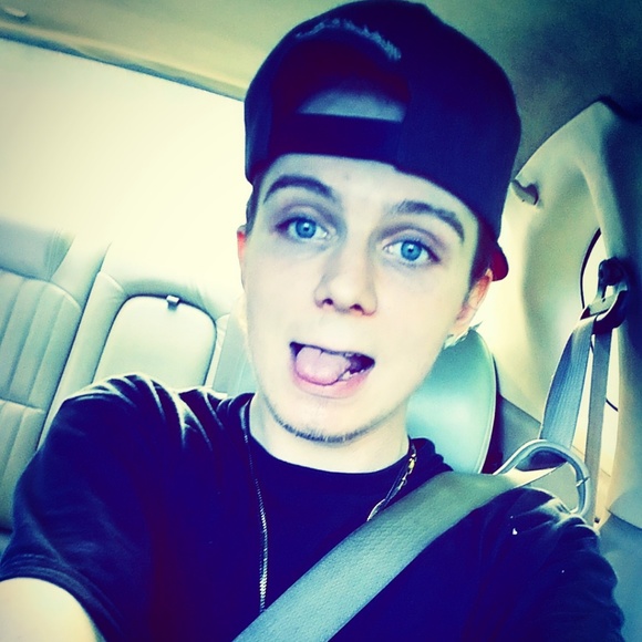 Meet your Posher, Nick - Picture 1 of 4